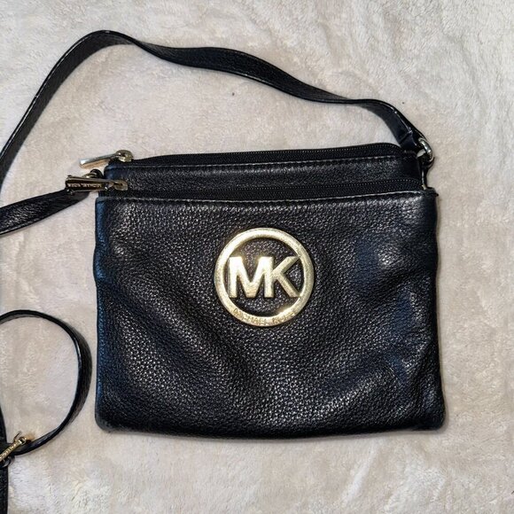 Elevate your style with this stunning Michael Kors crossbody bag. Crafted from l - Picture 7 of 13